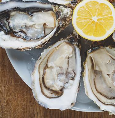 How to eat oysters correctly at home: when can you eat them and why?