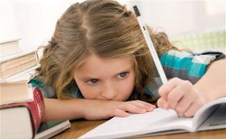Kako natjerati dijete da radi domaći bez suza i skandala