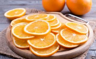 सजावट के लिए सूखे संतरे सूखे मेवों से बनी नए साल की सजावट